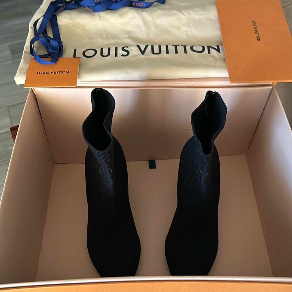Louis Vuitton Elegant Black Ankle Booties